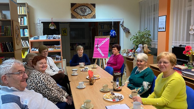 Członkowie Dyskusyjnego Klubu Książki rozmawiają o powieści pod tytułem Za zasłoną milczenia