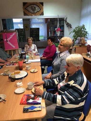 Uczestnicy DKK siedzą przy stole