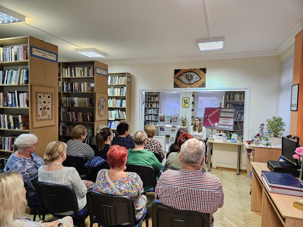 Osby uczestniczące w spotkaniu z Krystyną Mirek w bibliotece