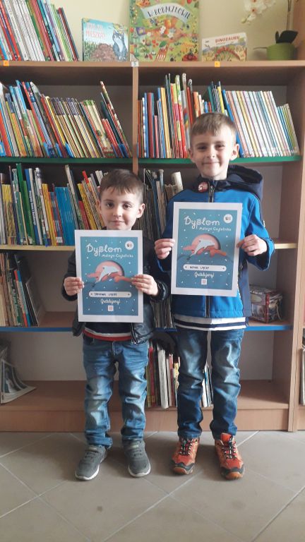 Bracia, którzy otrzymali dyplomy.