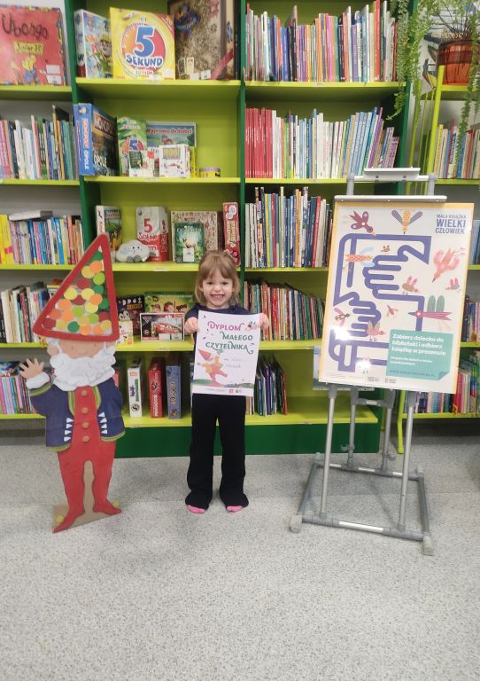 Dzieczynka z dyplomem Małego Czytelnika