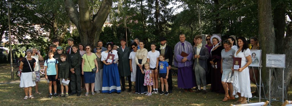 Wspólne zdjęcie czytających i słuchających