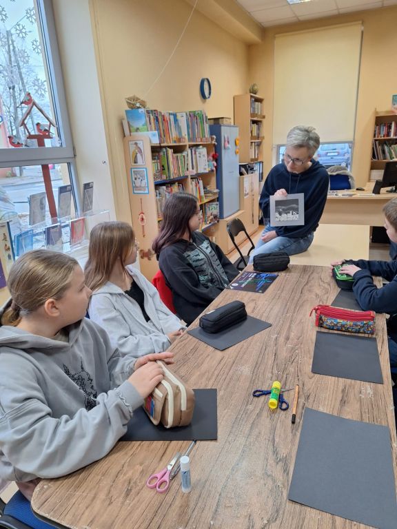 Bibliotekarz pokazuje obraz miasta