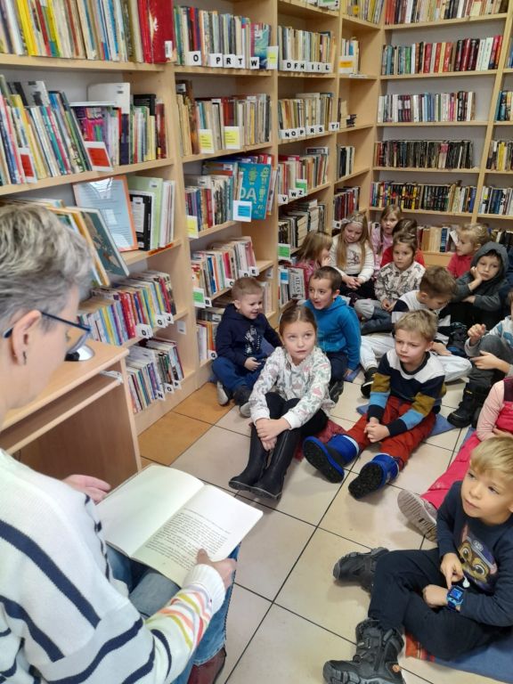 Bibliotekarz czyta dzieciom opowiadanie