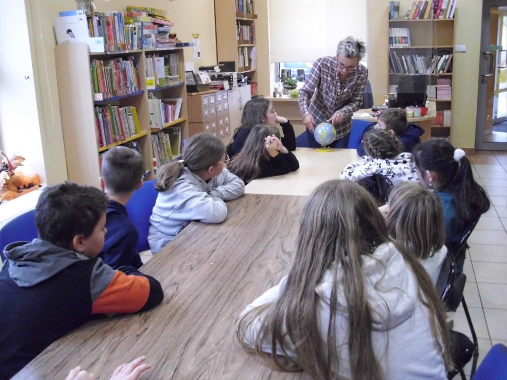 Bibliotekarz przeprowadza doświadczenie o wyporności solnej