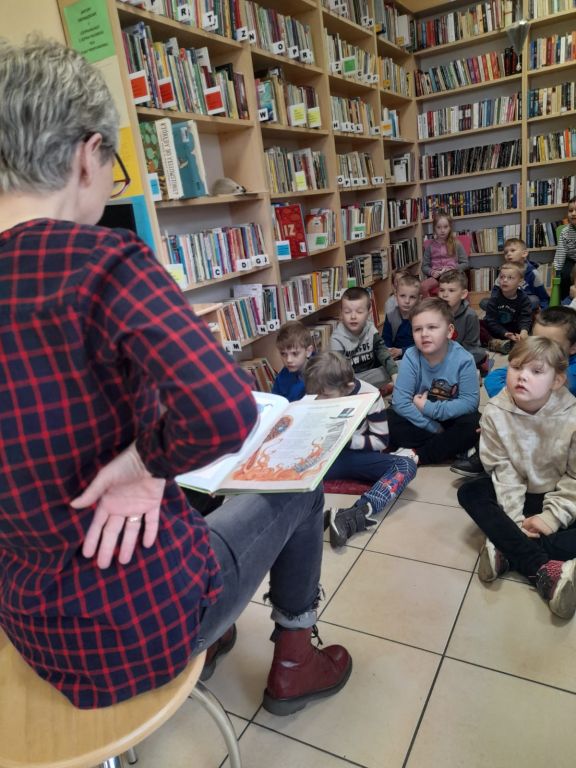 Głośne czytanie w bibliotece