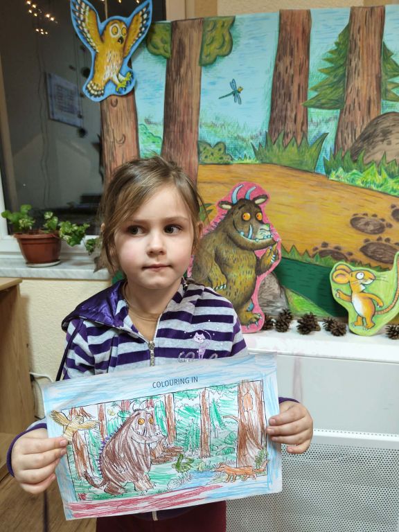  Dziewczyna prezentuje prace plastyczną.