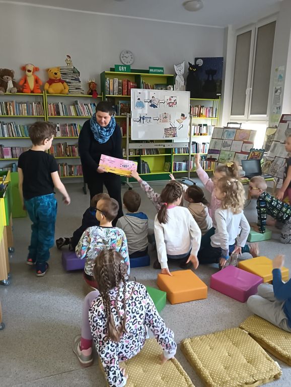 Bibliotekarz pokazuje dzieciom książki - zabawki