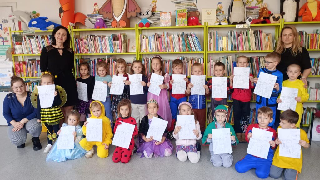 zdjęcie grupowe przedszkolaków z kolorowankami