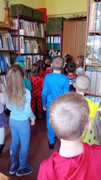 odnalezienie w bibliotece zaginionego krasnoludka