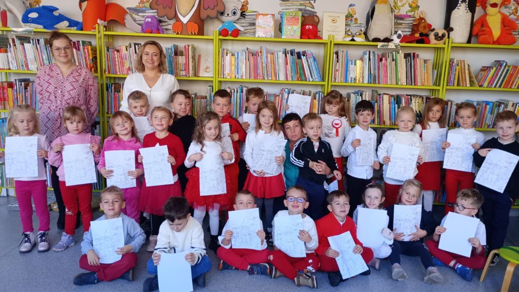 zdjęcie grupowe przedszkolaków z kolorowankami