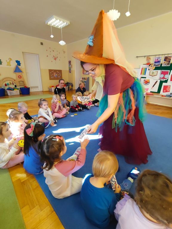 Rozdawanie pamiątkowych zakładek na końcu spotkania.