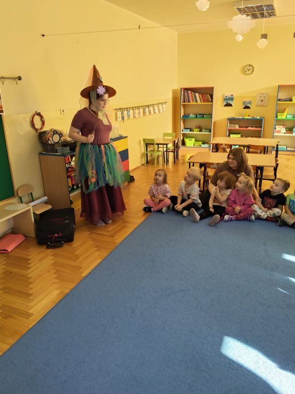 Bibliotekarka - wróżka zamienia dzieci w książki