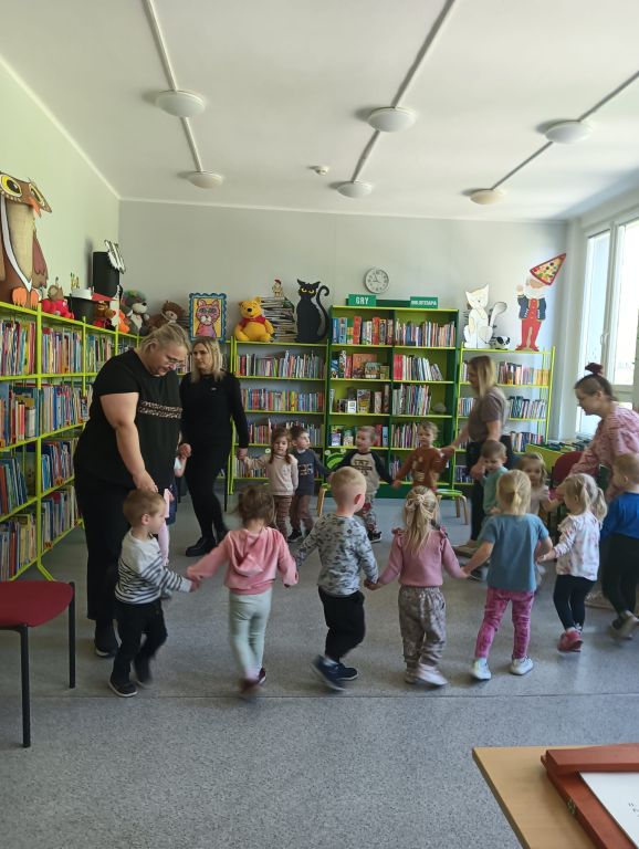 Dzieci bawią się w kółeczku