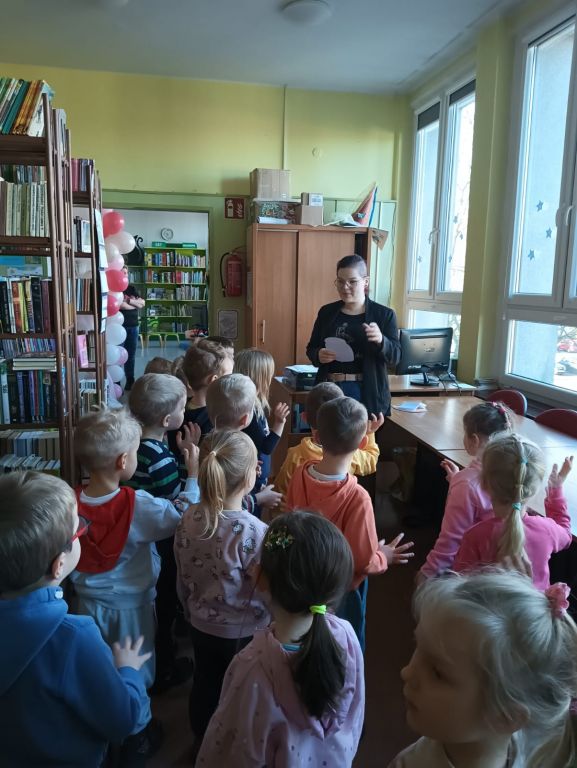 Bibliotekarz pokazuje, jak zrobić kokardkę ze wstążki