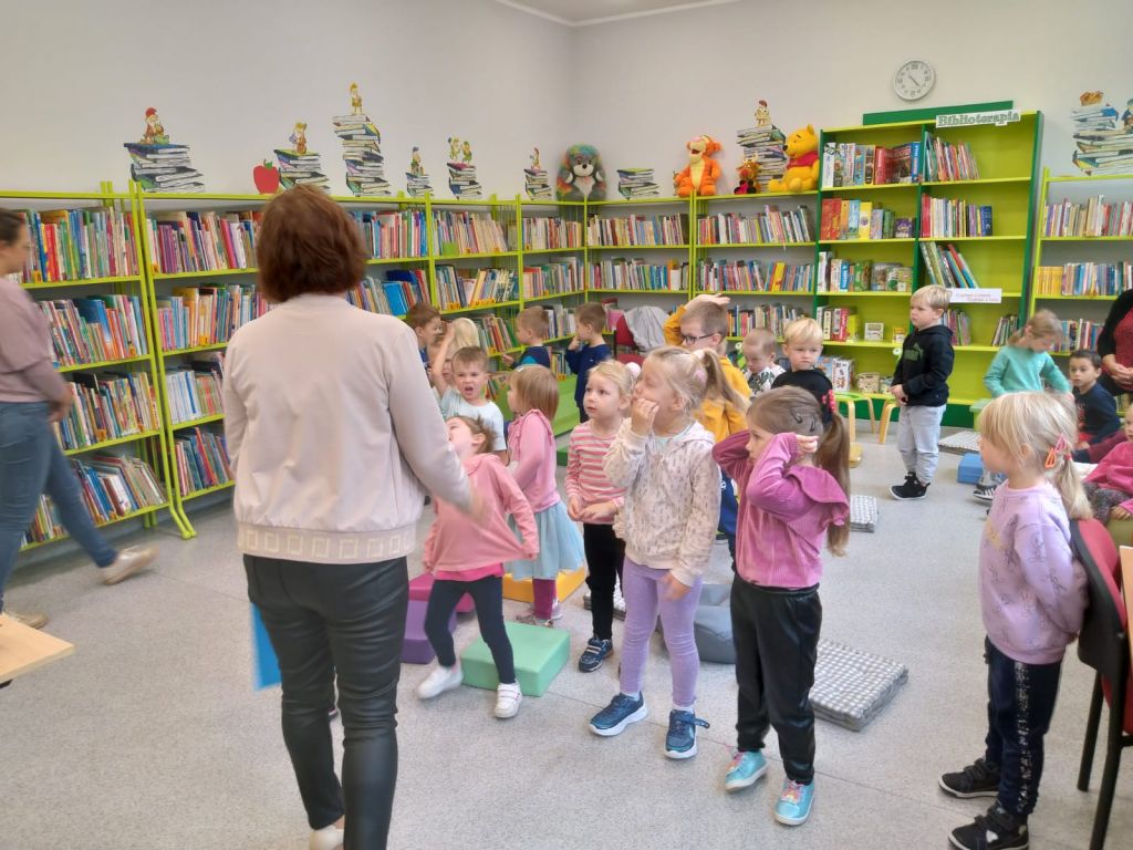 Dzieci bawią się z bibliotekarzem