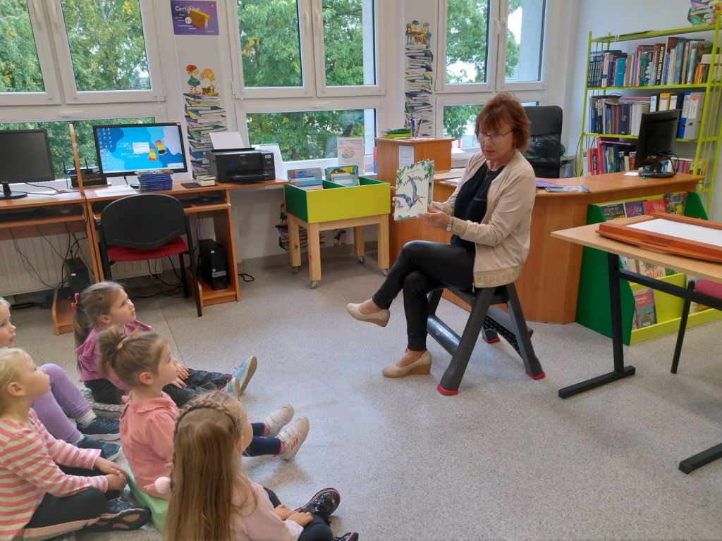 Dzieci odpowiadają na pytania bibliotekarza