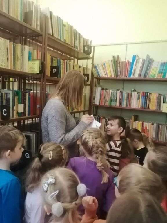 Dzieci zwiedzają bibliotekę