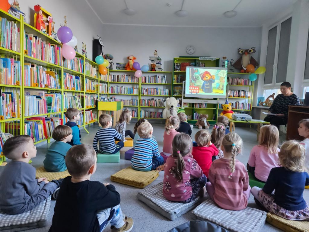 Dzieci oglądają prezentację o misiach