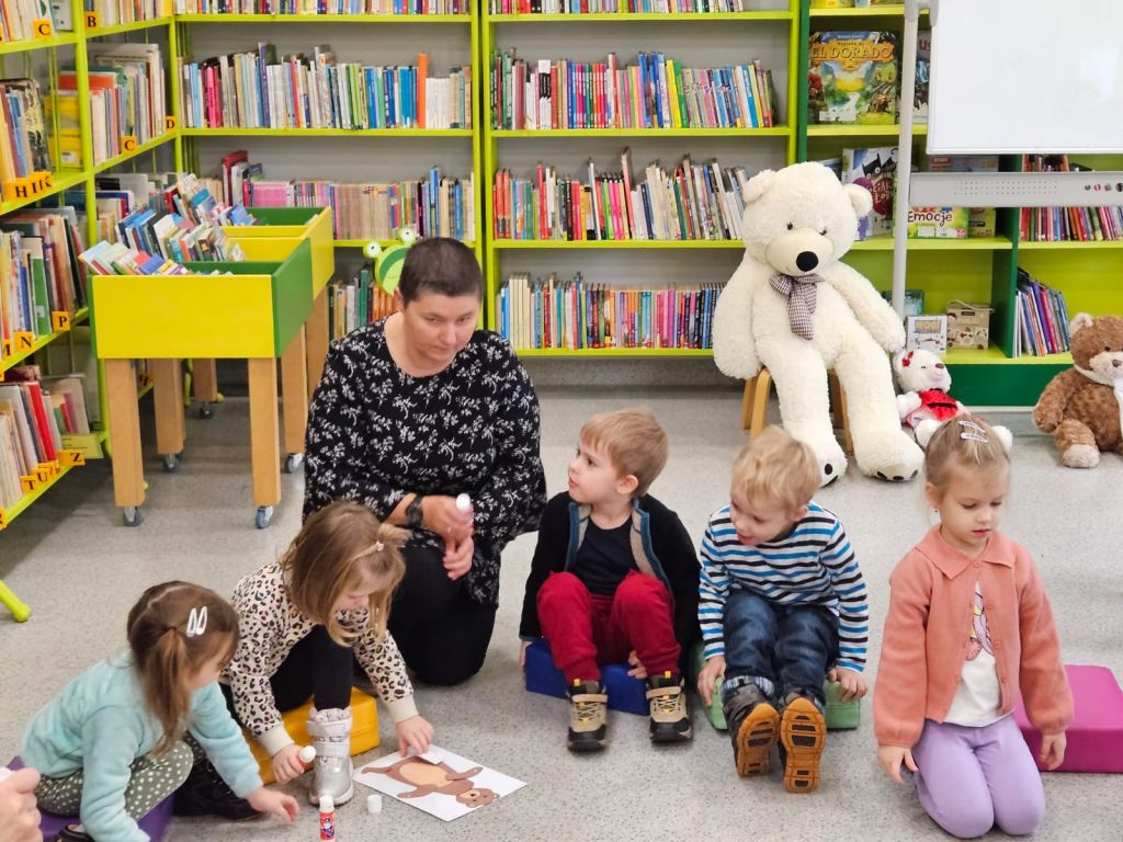 Dzieci wykonują prace plastyczne