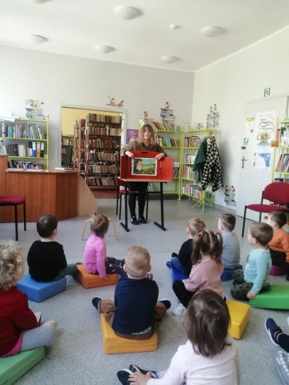 Bibliotekarz pokazuje teatrzyk kamishibai