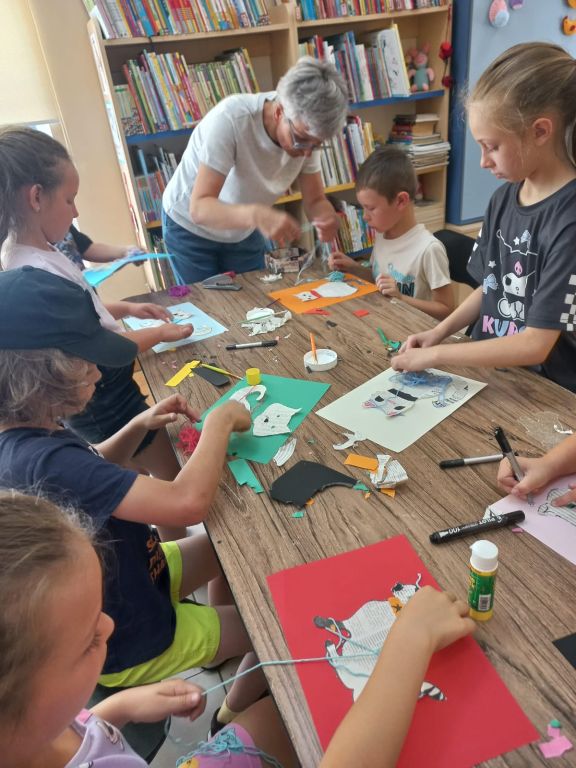 Dzieci wykonują pracę plastyczną poświęconą kotom