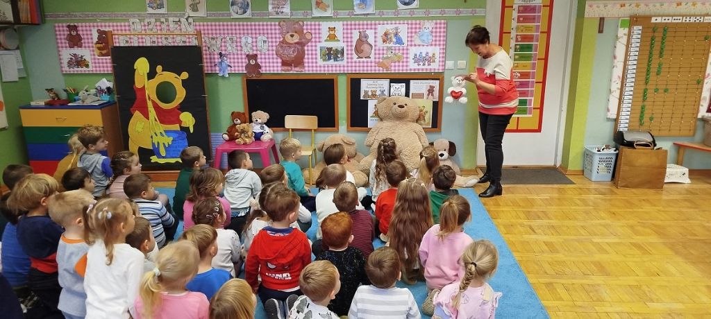 Bibliotekarka pokazuje misia dzieciom