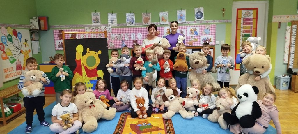 Zdjecie grupy starszej z bibliotekarką i wychowawczynią