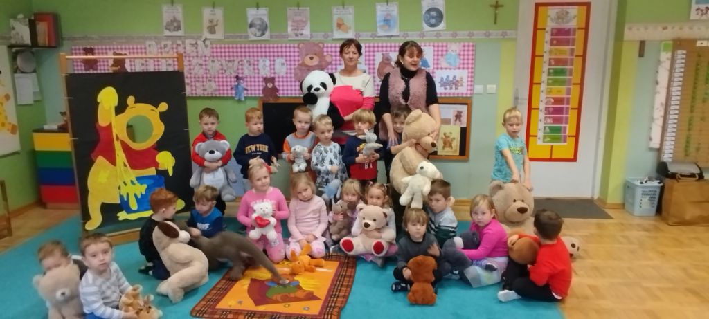 Zdjęcie grupy młodszej z bibliotekarka i wychowawczynią.
