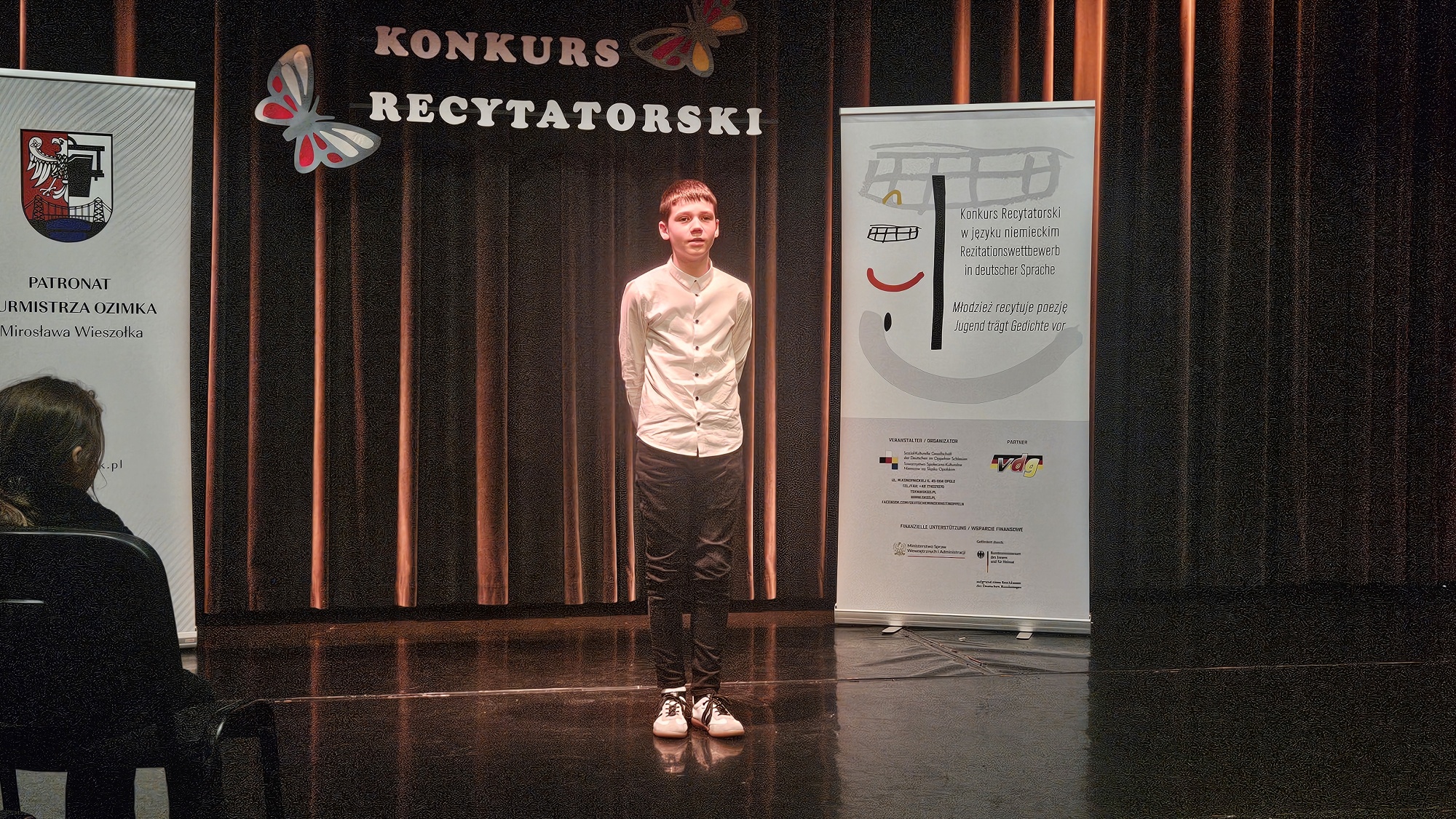 Chłopiec recytuje