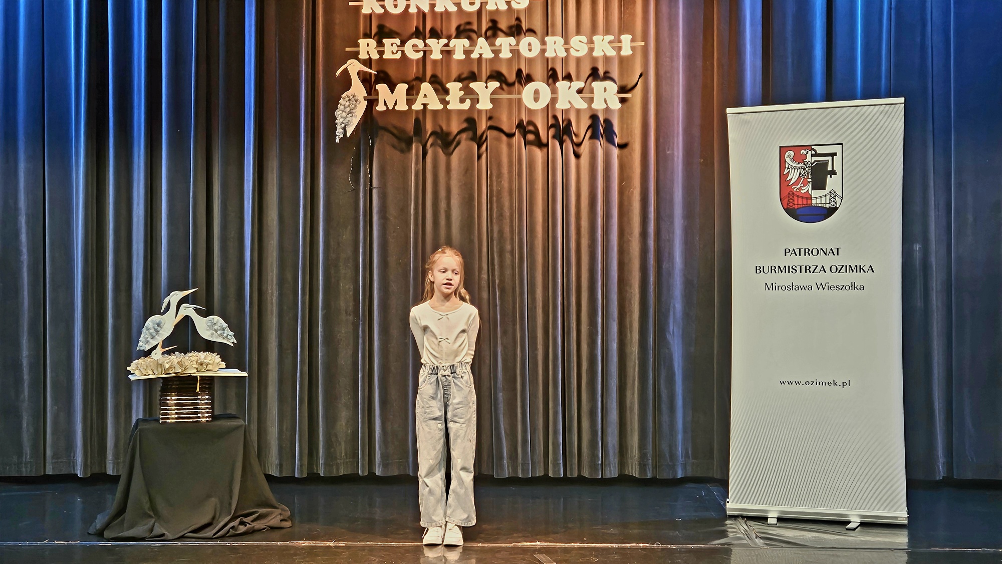 Dziewczynka recytuje