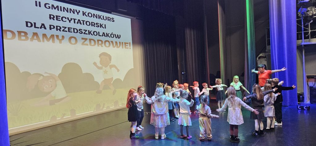 Dzieci stoją w kole i tańczą do piosenki