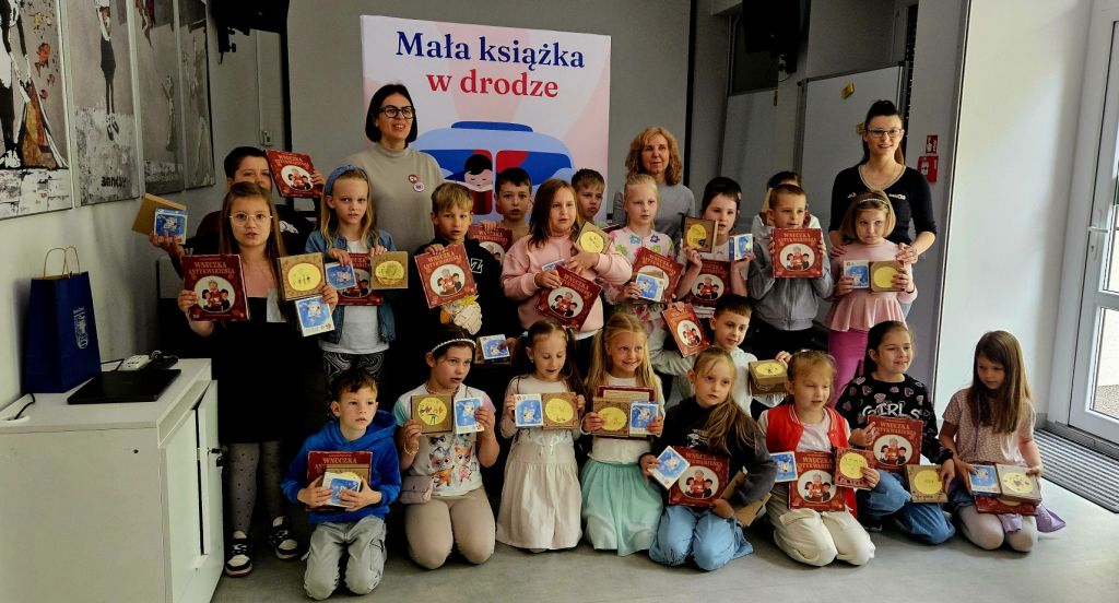 Grupa dzieci prezentuje swoje pudełka na wspomnienia wykonane podczas warsztatów Mała książka w drodze