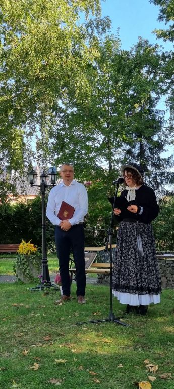 Kierownik biblioteki oraz Burmistrz Ozimka zapowiadają otwarcie wydarzenia