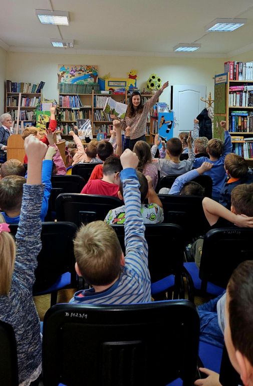 Dzieci bawią się na spotkaniu z Barbarą Supeł