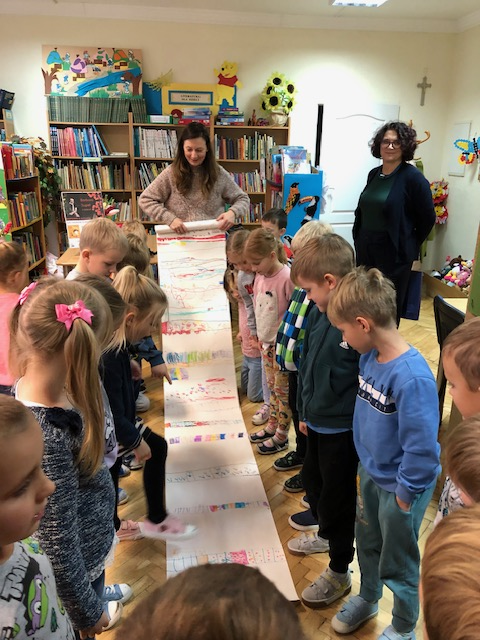 Barbara Supeł ogląda prace wykonana przez dzieci