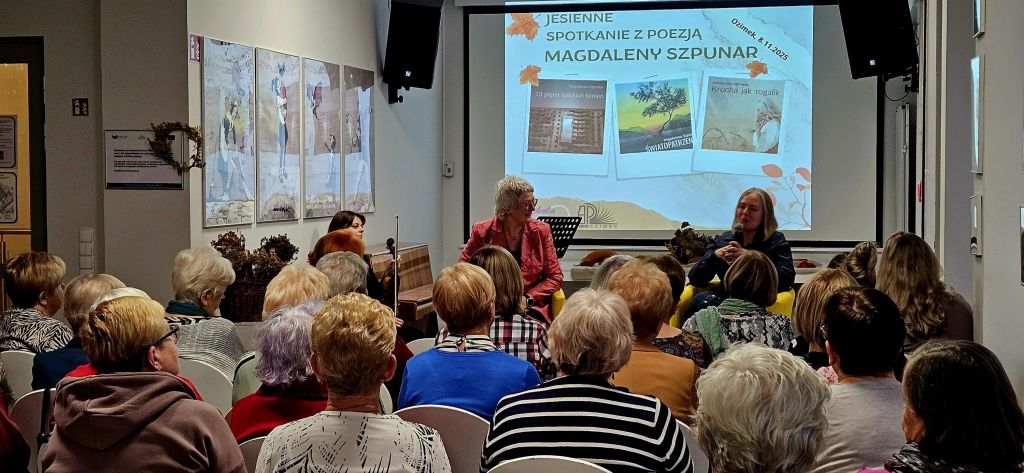 Publiczność na spotkaniu poetyckim z Madaleną Szpunar