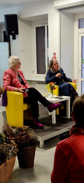 Moderatorka Halina Oster rozmawia z poetką Magdaleną Szpunar 