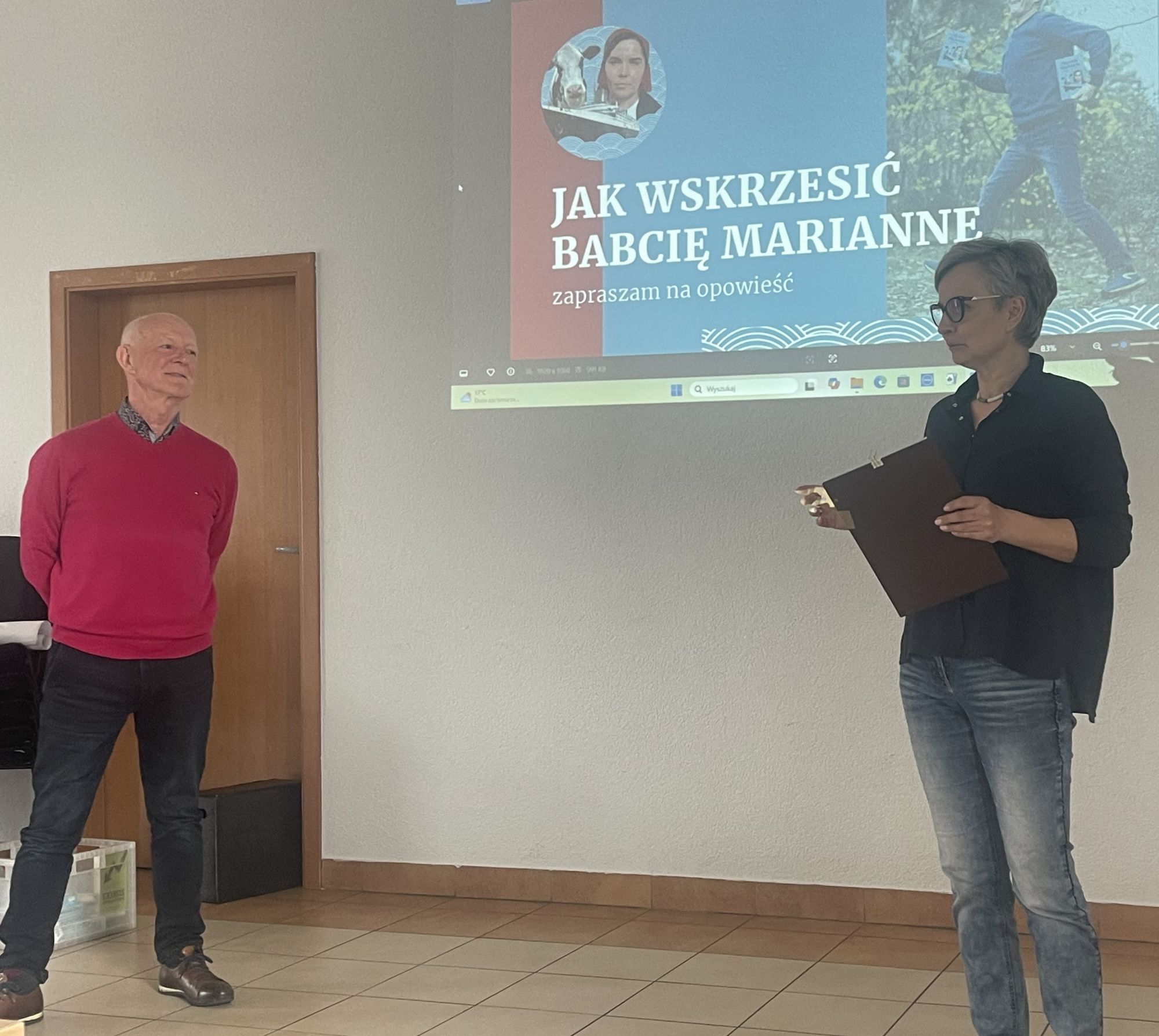 W dniu 16 kwietnia  2026r. Filia Biblioteczna w Grodźcu była organizatorem spotkania autorskiego za Zbigniewem Stańczakiem. Rozmowa z gościem toczyła się wok&oacute;ł jego najnowszej książki pt. &bdquo;Odyseja Marianny&rdquo;, będącej pokłosiem poszukiwań genealogicznych autora. Książka opowiada o losach osiemnastoletniej dziewczyny, kt&oacute;ra z małej, biednej mazowieckiej wsi powędrowała za swoim ukochanym aż za ocean.  Czytelnicy, przybyli do świetlicy wiejskiej na spotkanie, bardzo szybko nawiązali nić porozumienia z naszym gościem, kt&oacute;rego wystąpienie było bardzo osobiste.  Wyjątkowo nieszablonowe podejście Zbigniewa Stańczaka zachęciło zebranych do dzielenia się własnymi rodzinnymi wspomnieniami. Autor nakłaniał swoich słuchaczy do rozpoczęcia własnych badań genealogicznych oraz do utrwalania pamięci o przodkach poprzez spisywanie rodzinnych historii. 