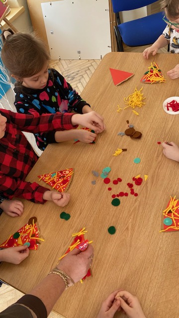 Dzieci dekorują kawałek pizzy (dekoracje z kolorowego filcu)