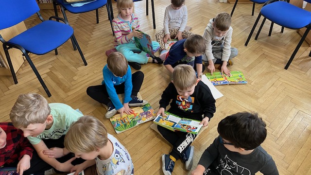 Oglądanie książek dla dzieci