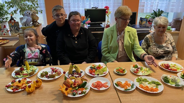 Uczestnicy prezentują swoje prace warzywno - owocowe