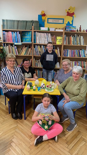 Uczestnicy prezentują swoje wiosenne prace