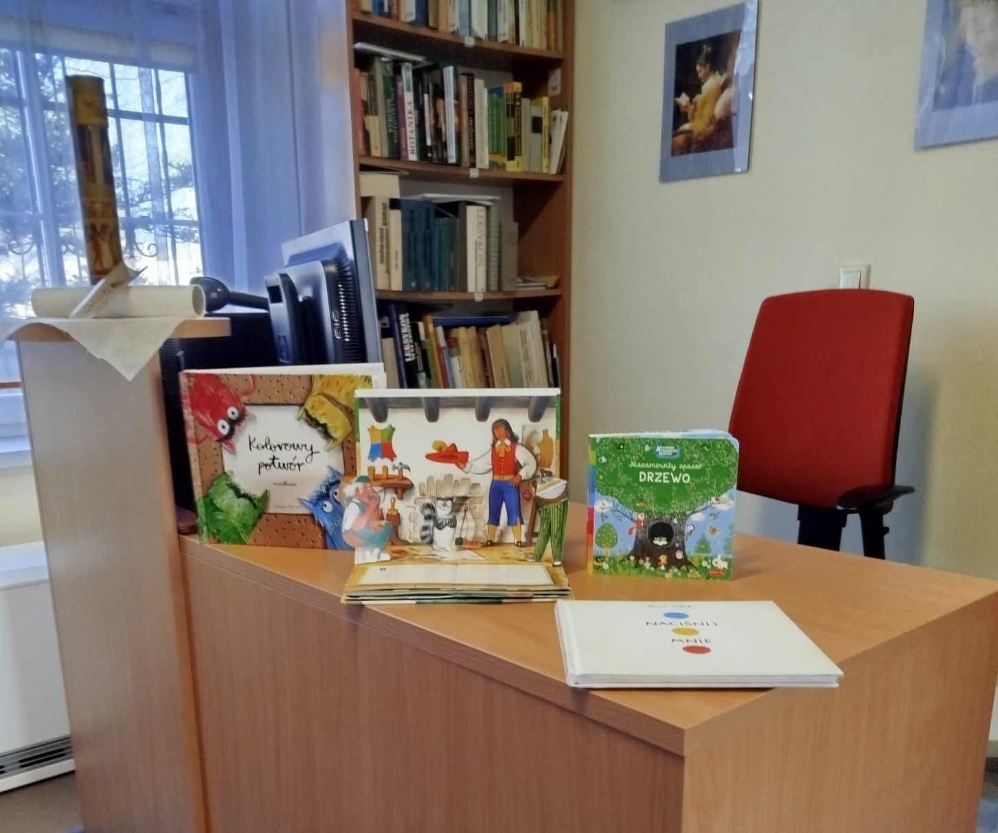 Przezentacja najciekawszych pozycji z księgozbioru dostępnych dla najmłodszych w bibliotece.