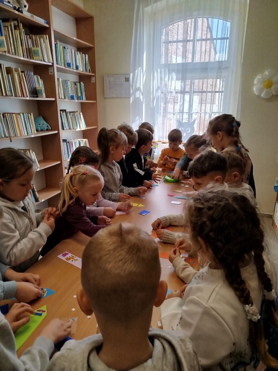 Dzieci wykonują zakładki do książek.