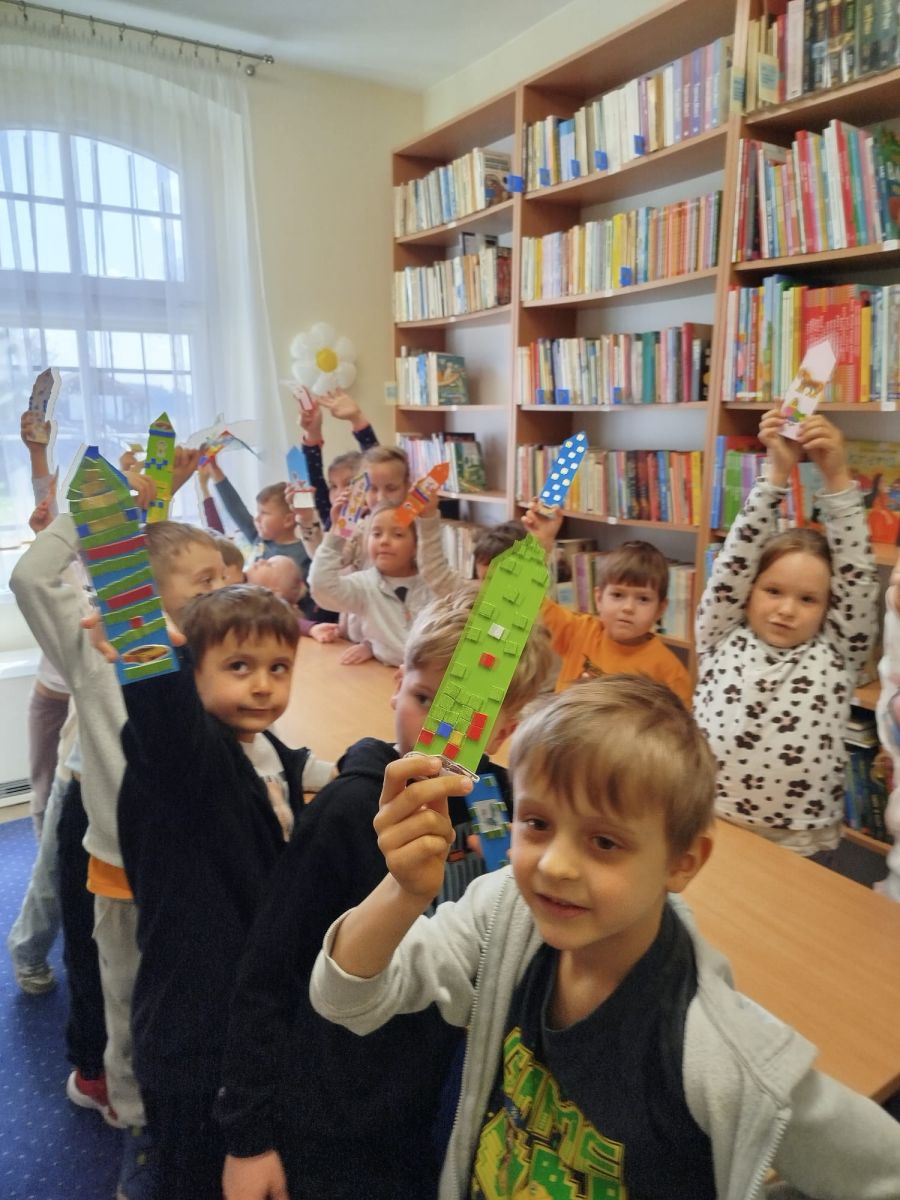 Dzieci pokazują wykonane przez siebie zakładki do książki.