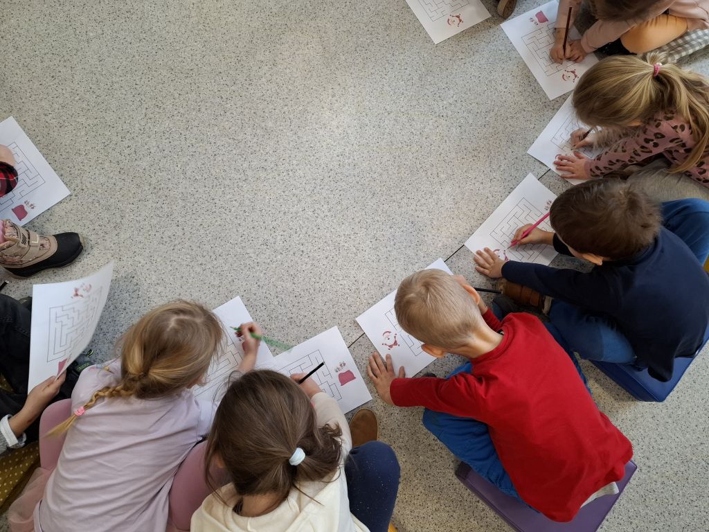 Dzieci rozwiązują zadanie z labiryntem