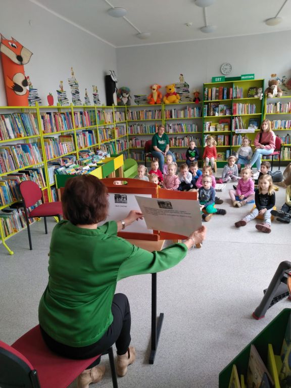 Bibliotekarz czyta bajkę w kart do teatrzyku kamishibai