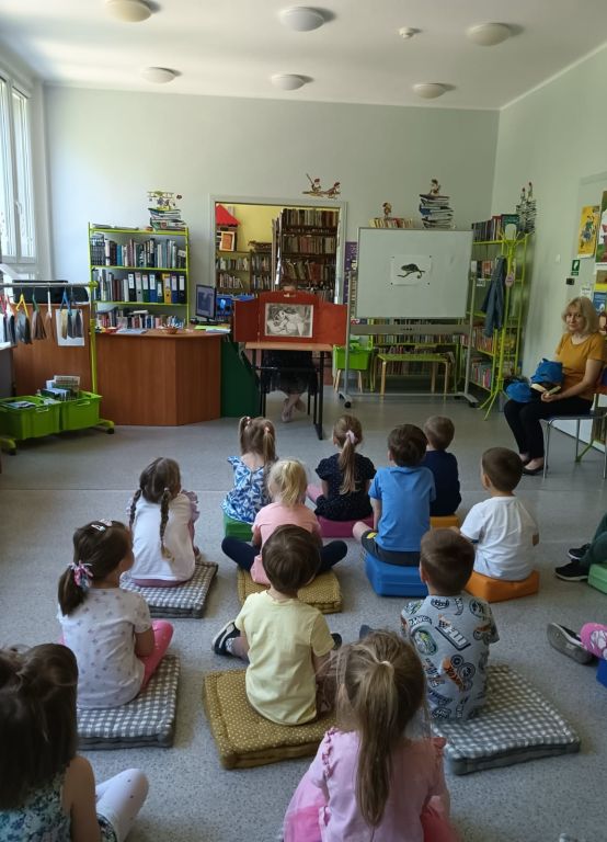 Bibliotekarz czyta dzieciom bajkę