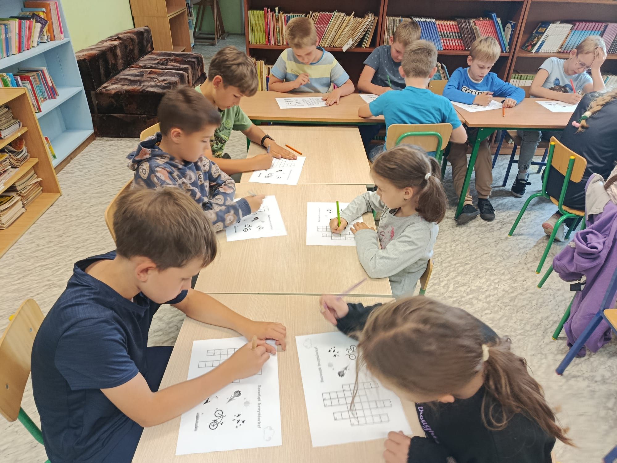 Dzieci rozwiązuja krzyż&oacute;wkę